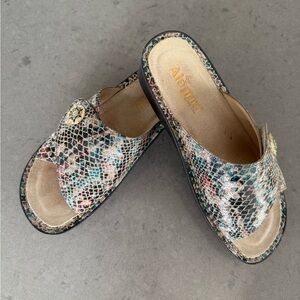 Alegria Colorful Snake Print Slide Sandals Size 38/8 Excellent Condition